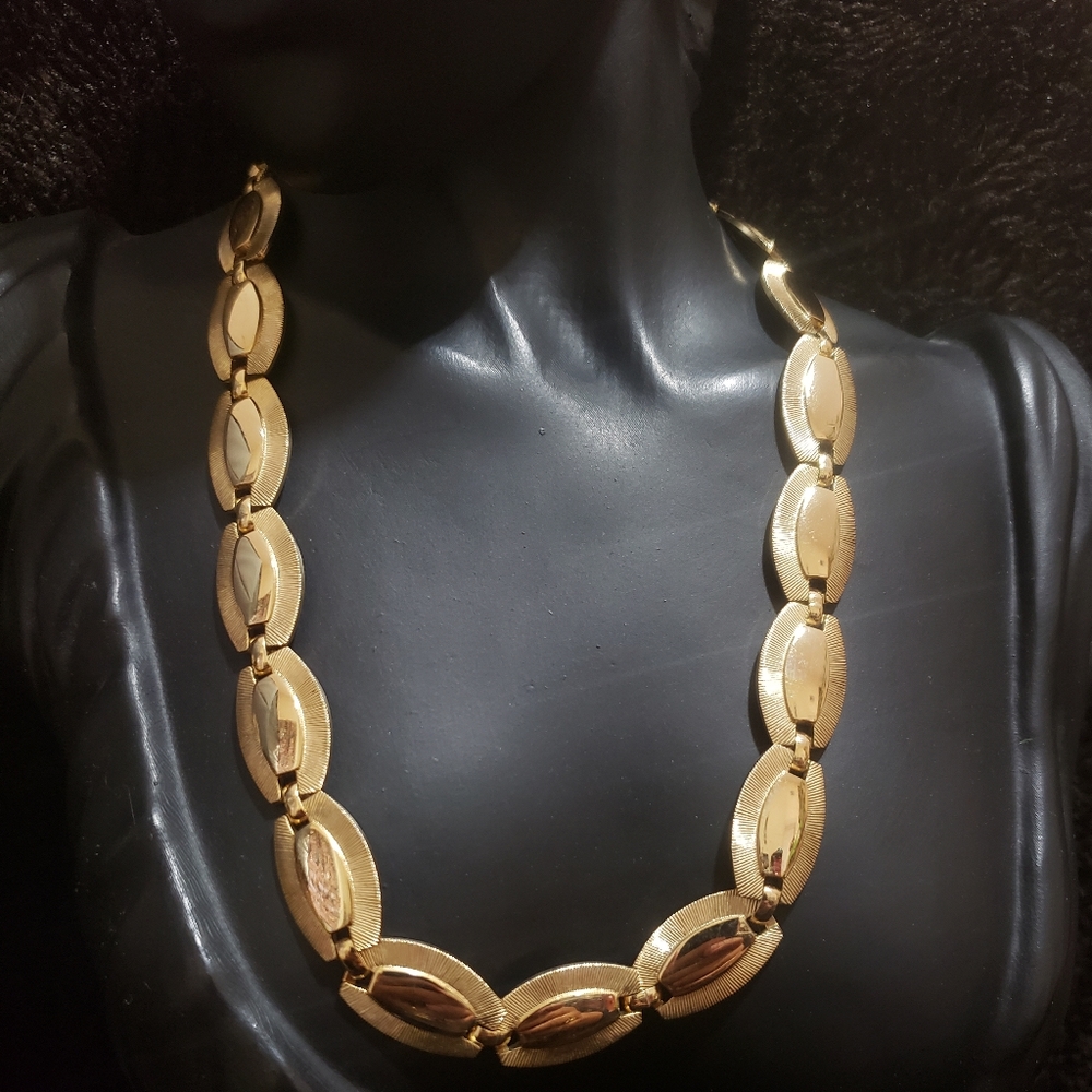 Vintage signed Monet brand choker in gold tone from 1950-1970, 16 in